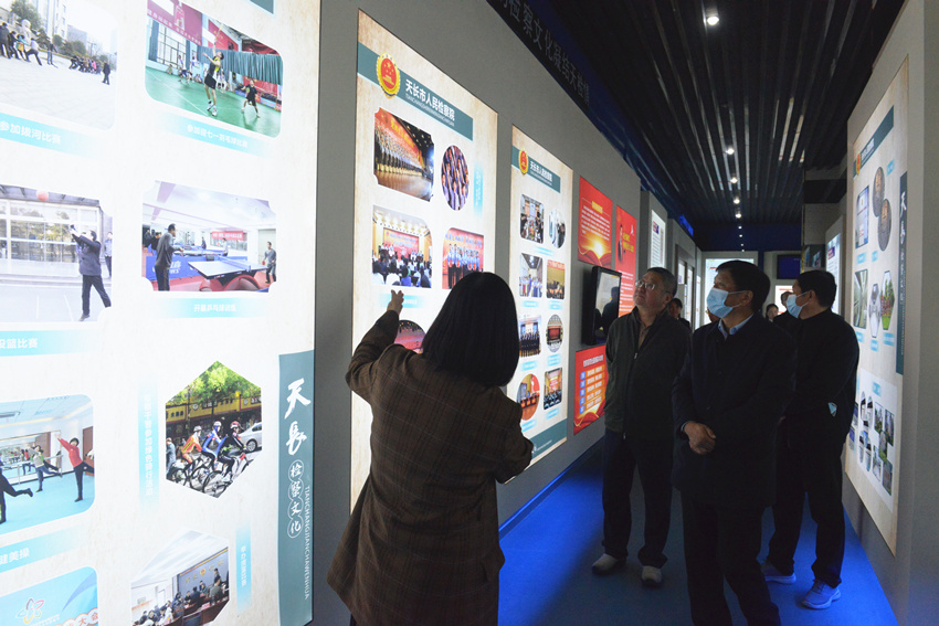 参观检察文化展示厅.jpg